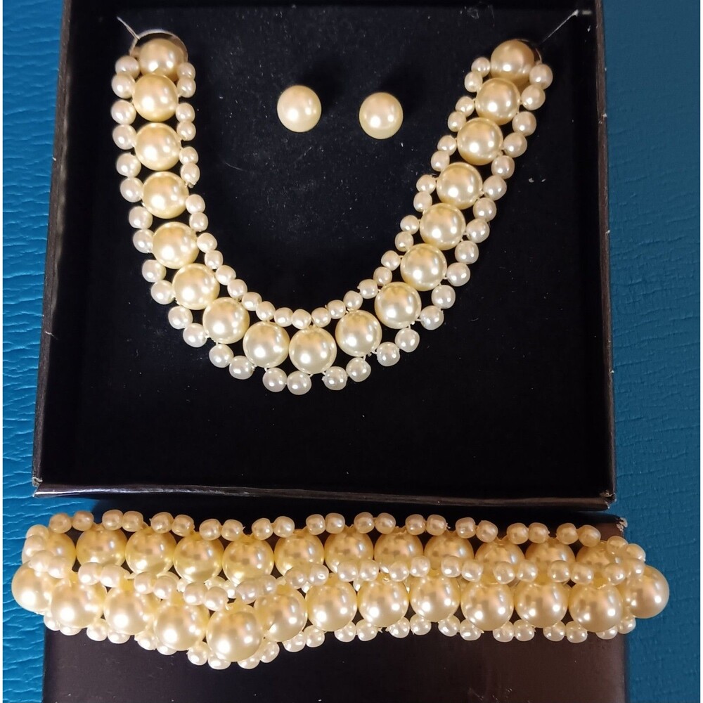 Necklace and earrings New Avon Simulated Pearl 3 Piece Set Ivory Color Vintage